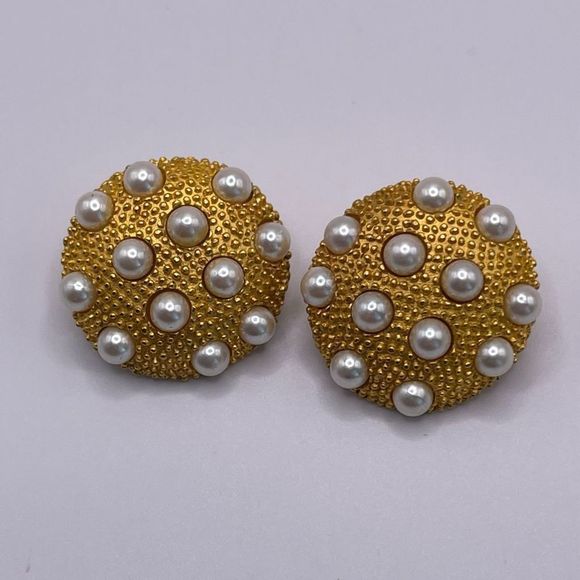 Vintage gold tone faux pearl clip on button style earrings - Picture 7 of 7